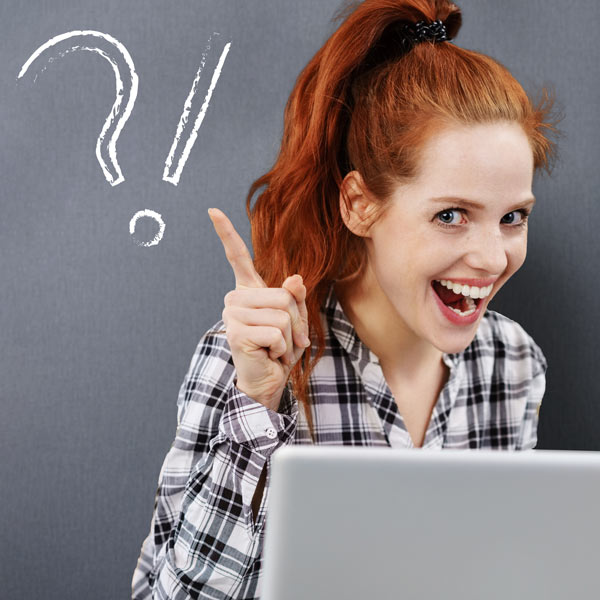 Frau vor ein Laptop zeigt auf ein Fragezeichen, das die usedSoft-FAQ für Gebrauchtsoftware symbolisiert
